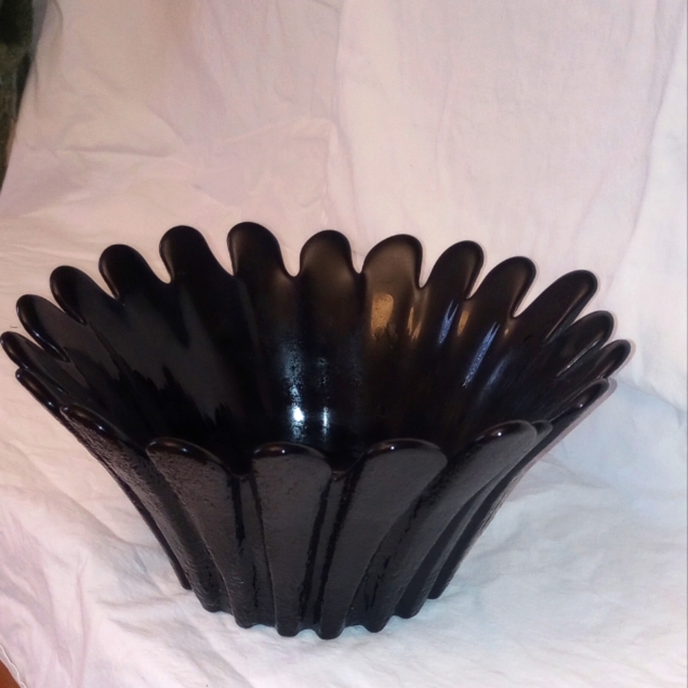 Vintage blenko "daisy" bowl. 9" across and approximately 5" high.